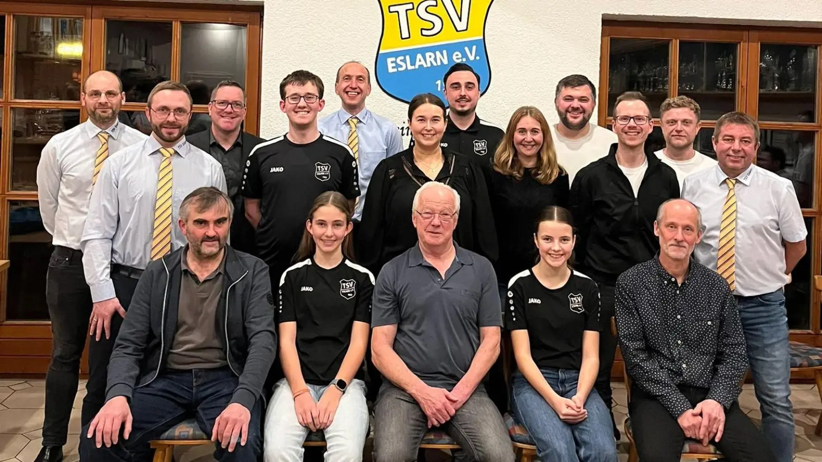 Die TSV-Führung dankte langjährigen Mitgliedern für die Treue, insbesonders Hans Zierer (vorne li) und Martin Lindner (vorne re) für 50-jährige Treue. (Bild: Kathrin Zinkl)