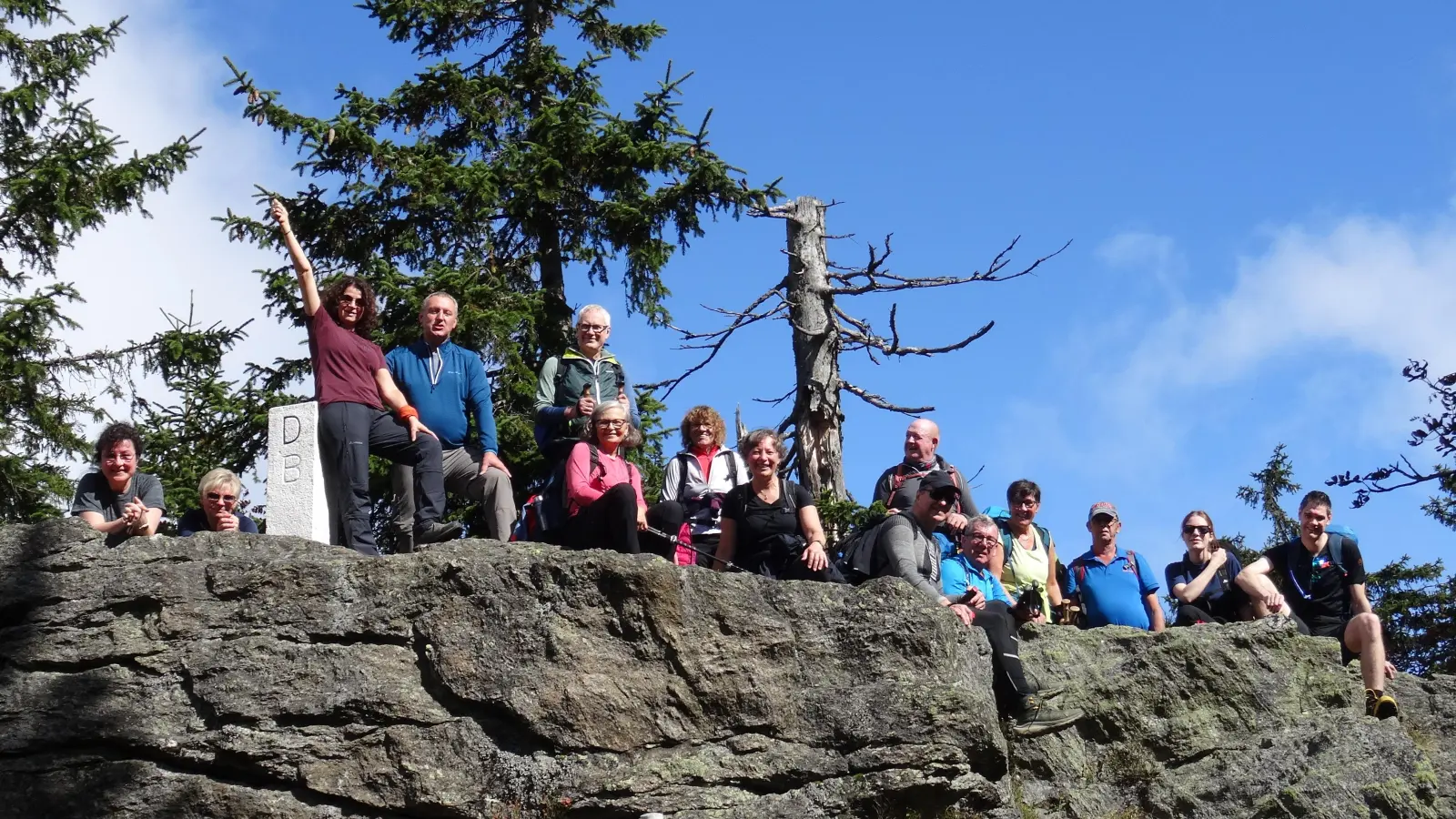 Auch nach dem steilen Aufstieg noch gut gelaunt - die Wandergruppe der Kolpingsfamilie Vilseck auf dem Weg zum Großen Osser (Bild: Karl-Heinz Thiel)
