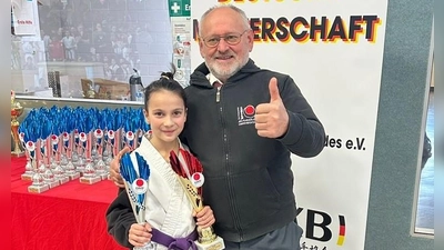 Aylin Boldi, 5.Kyu, 9 Jahre mit Trainer Johann Ruml (6. Dan) (Bild: Renate Baier)