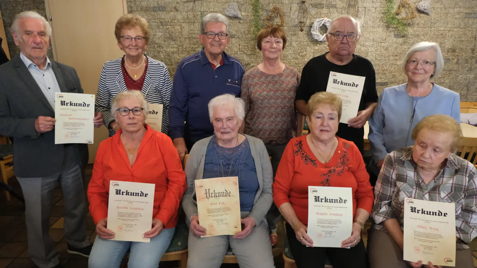 Mit Ehrenurkunde, Ehrennadel und Präsent wurden die Jubilare ausgezeichnet. (Bild: Fred Lehner)