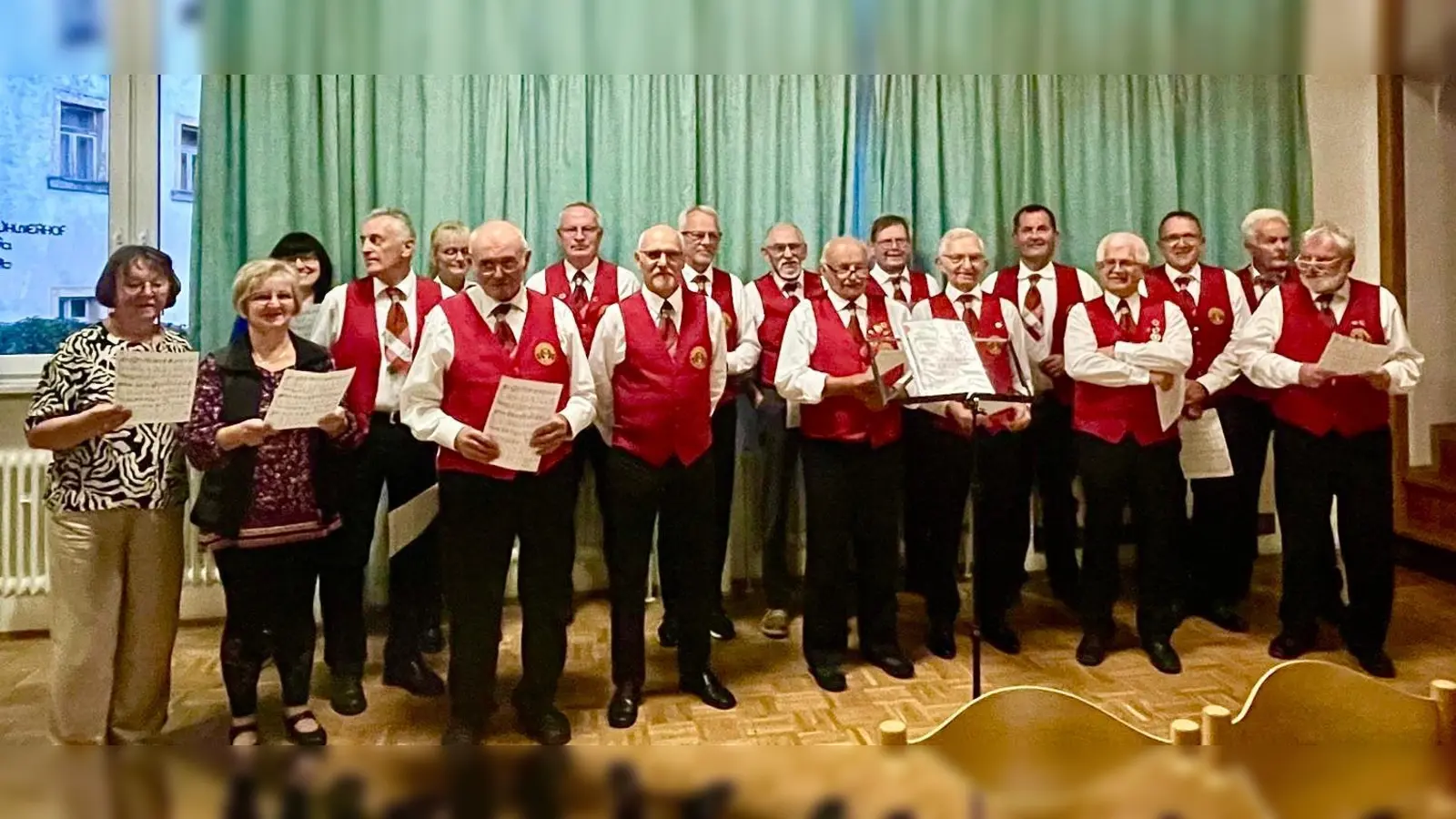 Schützenchor Seugast unter Leitung von Hans Siegert. Links Maria Schendzielorz, rechts Hartmut Schendzielorz. (Bild: Gerhard Krones)
