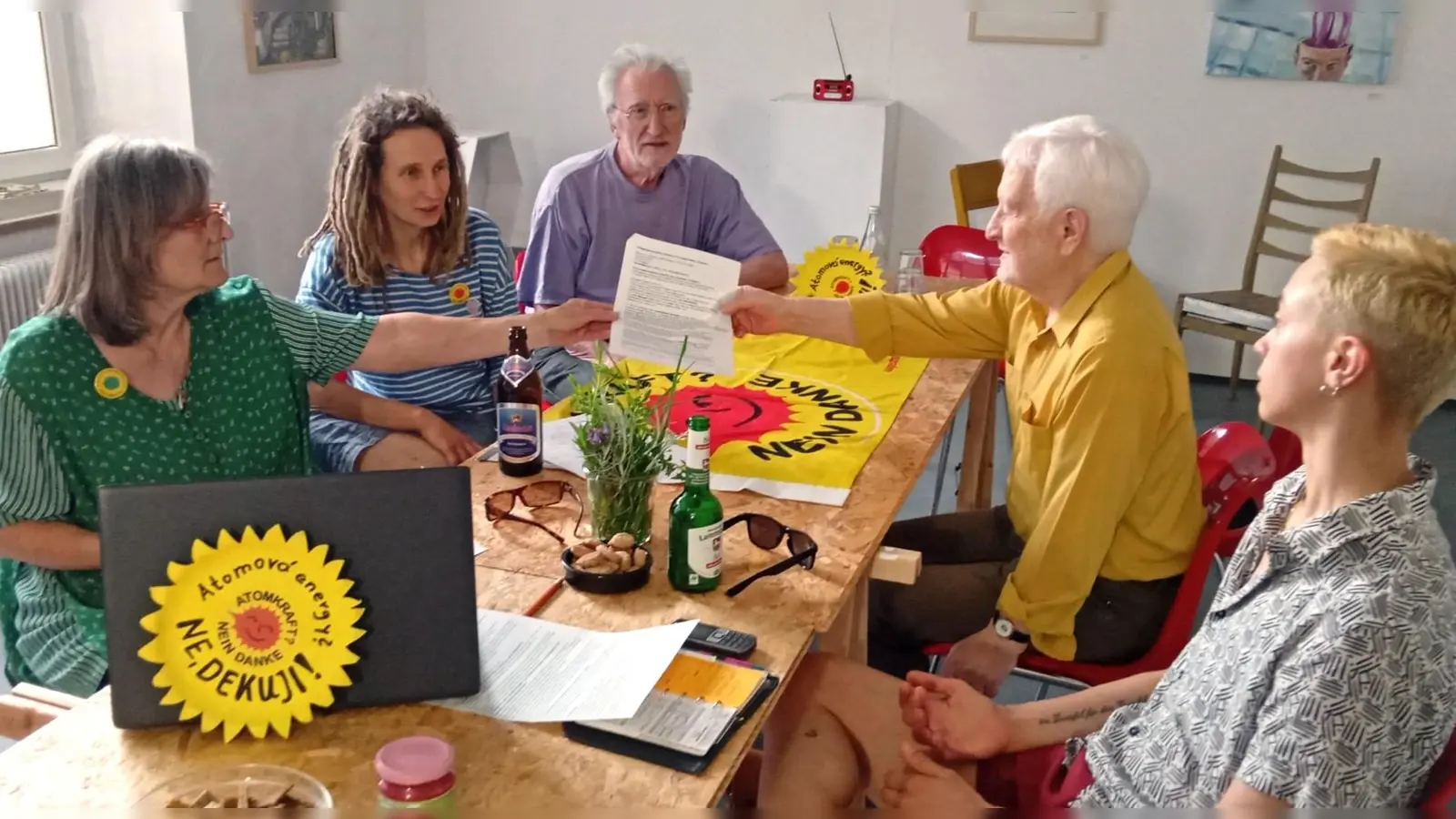 Die BI gegen atomare Anlagen diskutiert.  (Bild: Hilde Lindner-Hausner)
