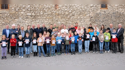 Die Teilnehmer am Sportabzeichen mit 2. Bürgermeister Mathias Huger (links), 3. Bürgermeister Martin Bauer (rechts) und Sportabzeichenprüfer Johann Bauer (3.v.r.). (Bild: Johann Bauer)