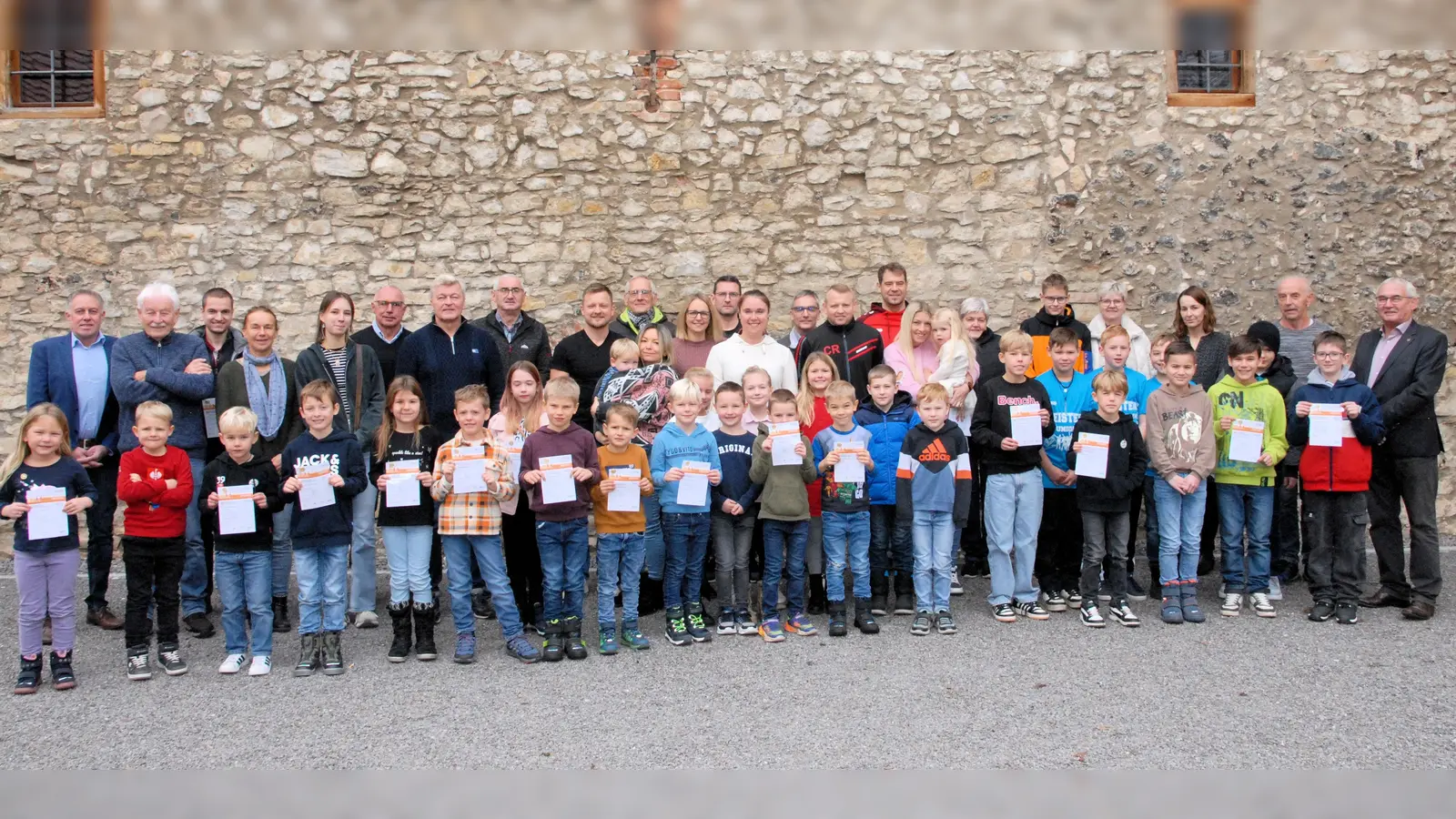 Die Teilnehmer am Sportabzeichen mit 2. Bürgermeister Mathias Huger (links), 3. Bürgermeister Martin Bauer (rechts) und Sportabzeichenprüfer Johann Bauer (3.v.r.). (Bild: Johann Bauer)