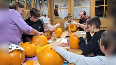 Mit viel Eifer gestalteten die Schützenjugend ihren eigenen Halloween-Kürbis. (Bild: Angelika Greger)