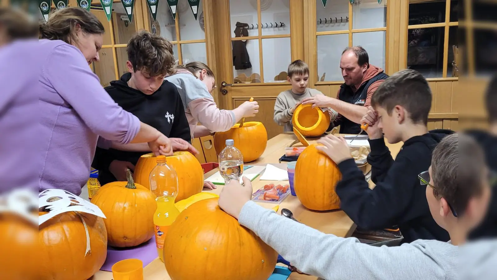Mit viel Eifer gestalteten die Schützenjugend ihren eigenen Halloween-Kürbis. (Bild: Angelika Greger)