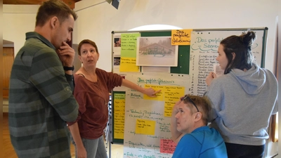 Intensiv wurde beim Workshop der Freilichtbühne am Buchberg am neuen Stück „Das perfekte Geheimnis“ gefeilt. Spielleiter Stefan Reindl (Bildmitte) war dann auch zufrieden. (Bild: Markus Nagler)