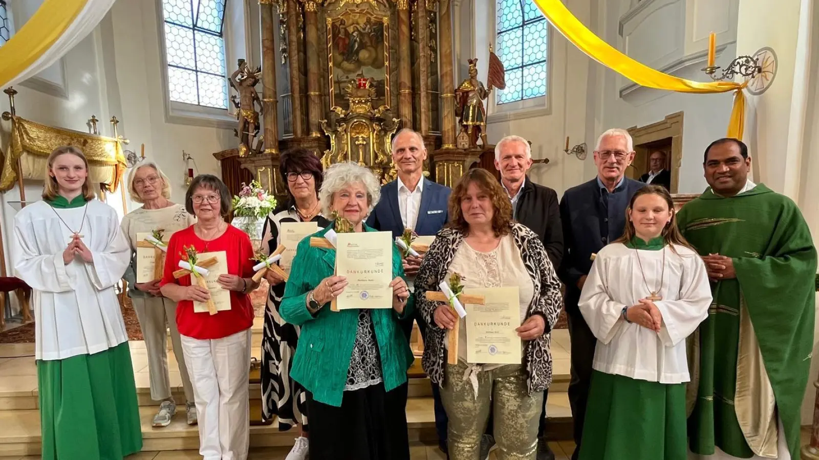 von links: Ministrantin Eva Egelmeier, die verabschiedeten PGR-Mitglieder Irmgard Harrer, Maria Schendzielorz, Karin Amann, Bärbel Mohr, Hans Apfelbacher, Bettina Reil, Hans Rumpler und Heinz Peter Ertl, Ministrantin Luisa Sternkopf und Pfarrer Benny. (Bild: Karin Egelmeier)