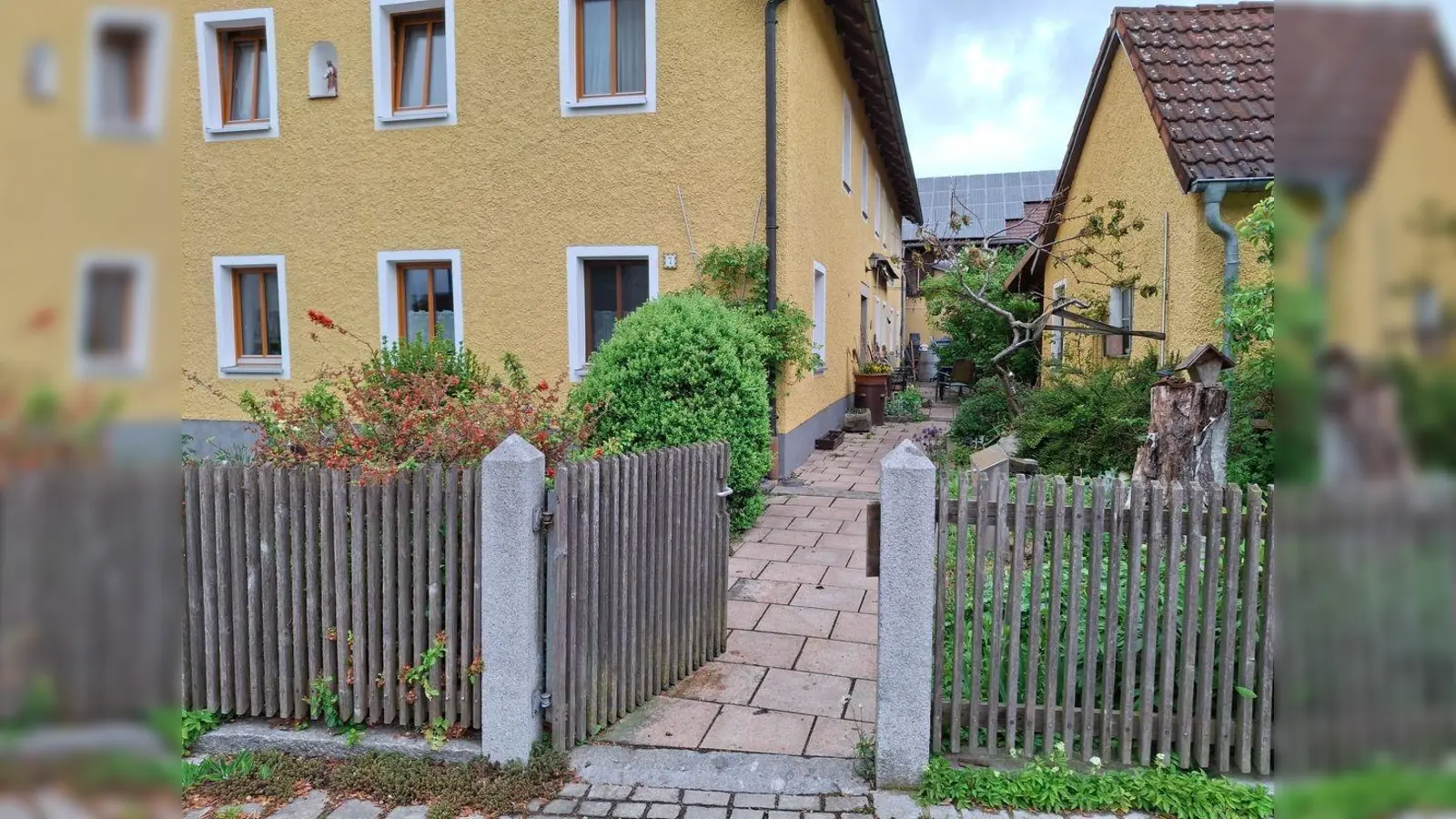 Der Mehrgenerationentreff - ein lebendiger Treffpunkt in Schwarzenbach mit Grünflächen, Hochbeeten und Beerengarten – ein Ort für Begegnung, Erholung und Naturerlebnis. (Bild: Josef Höllerl)