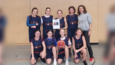 Gruppenbild mit Trainerin: (h. v. l.) Emma Igl, Lara Wachtel, Amy Schwensen, Pia Eimer, Trainerin Barbara Meier; (v. v. l) Selina Berger, Payton Sims, Mona Klösel, Anna Fiedler<br> (Bild: Michael Birzer)