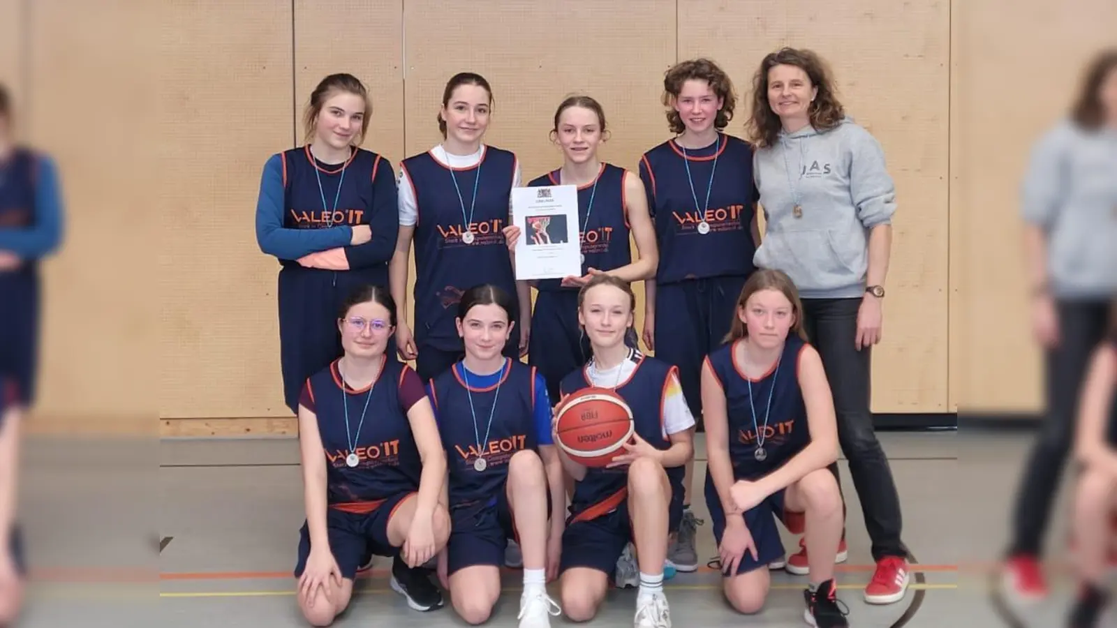 Gruppenbild mit Trainerin: (h. v. l.) Emma Igl, Lara Wachtel, Amy Schwensen, Pia Eimer, Trainerin Barbara Meier; (v. v. l) Selina Berger, Payton Sims, Mona Klösel, Anna Fiedler<br> (Bild: Michael Birzer)