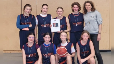 Gruppenbild mit Trainerin: (h. v. l.) Emma Igl, Lara Wachtel, Amy Schwensen, Pia Eimer, Trainerin Barbara Meier; (v. v. l) Selina Berger, Payton Sims, Mona Klösel, Anna Fiedler. (Bild: Michael Birzer)