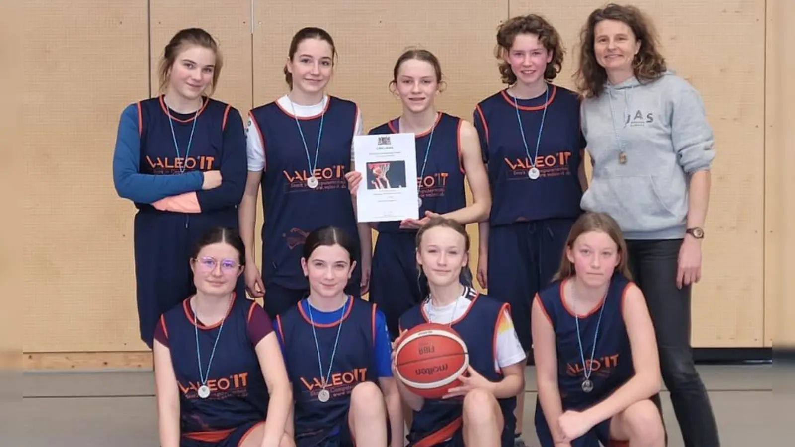 Gruppenbild mit Trainerin: (h. v. l.) Emma Igl, Lara Wachtel, Amy Schwensen, Pia Eimer, Trainerin Barbara Meier; (v. v. l) Selina Berger, Payton Sims, Mona Klösel, Anna Fiedler. (Bild: Michael Birzer)