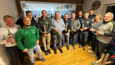 Unser Bild zeigt die einzelnen Vereinsvertreter zusammen mit Bürgermeister Markus Schiesl (links) und Schützenmeister Alexander Birner  (Bild: .Hermann Haas)