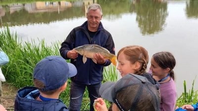 Die Schülerinnen und Schüler der Pestalozzischule Sulzbach-Rosenberg lernten viel im Grünen Klassenzimmer des Fischereivereins Amberg. (Bild: Gerhard Doerfler)