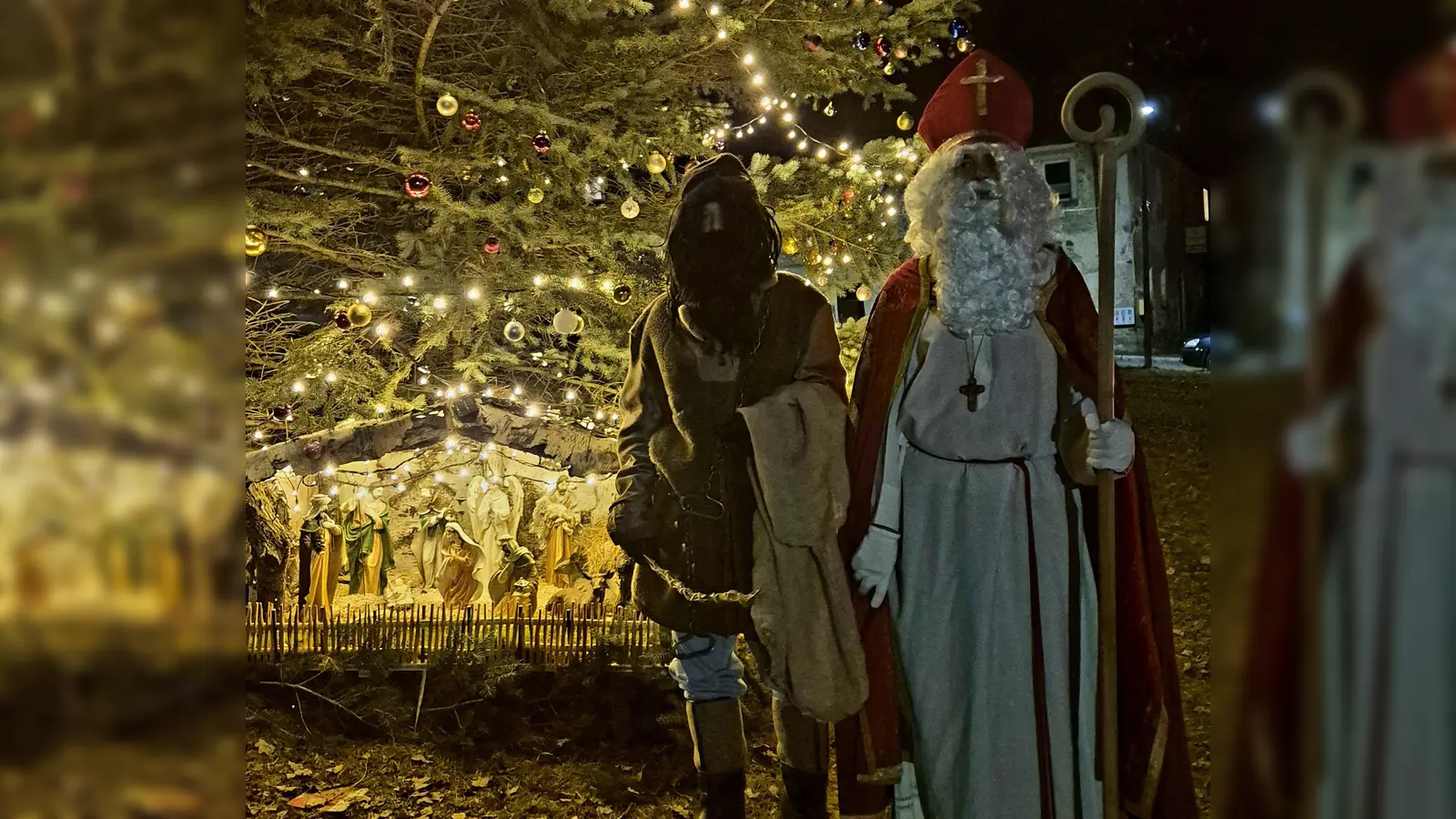 Knecht Ruprecht (links, Linus Kaßeckert) und der Heilige Nikolaus (rechts, Christian Schraml) zogen am 5. Dezember durch Friedenfels. (Bild: Reiner Gärtner)
