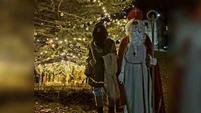 Knecht Ruprecht (links, Linus Kaßeckert) und der Heilige Nikolaus (rechts, Christian Schraml) zogen am 5. Dezember durch Friedenfels. (Bild: Reiner Gärtner)