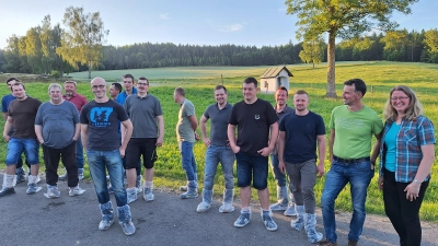 Teil der Gruppe im Freien mit Ehepaar Reber, rechts.  (Bild: Reinhold Witt)