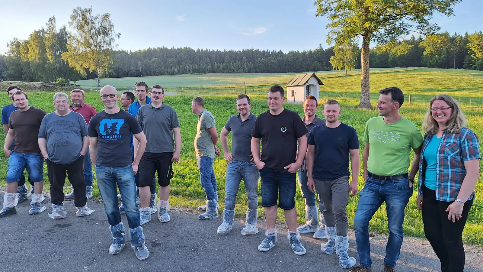 Teil der Gruppe im Freien mit Ehepaar Reber, rechts.  (Bild: Reinhold Witt)