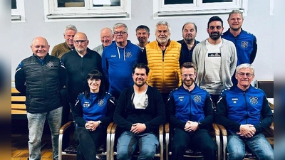 von links stehend: Ehemaliger Jugendleiter Thomas Lindner, zweiter Vorsitzender Reinhard Herrmann, Jugendleiter Wolfgang Birner, erster Vorsitzender Siegfried Pautsch, alter Abteilungsleiter Christian Schieder, Alte Herren Leiter Oliver Boehm, alter stellvertretender Abteilungsleiter Werner Marschalek, Beisitzer Josef Sommer, Schriftführer Florian Ziegler, Beisitzer und Kapitain der ersten Mannschaft Benedikt Kormann.<br>Von links sitzend: Jugendleiterin Daniela Thorn-Peetz, erster Abteilungsleiter Lukas Jakob, zweiter Abteilungsleiter Sebastian Gmeiner, Kassier Rudi Kormann (Bild: Florian Ziegler)
