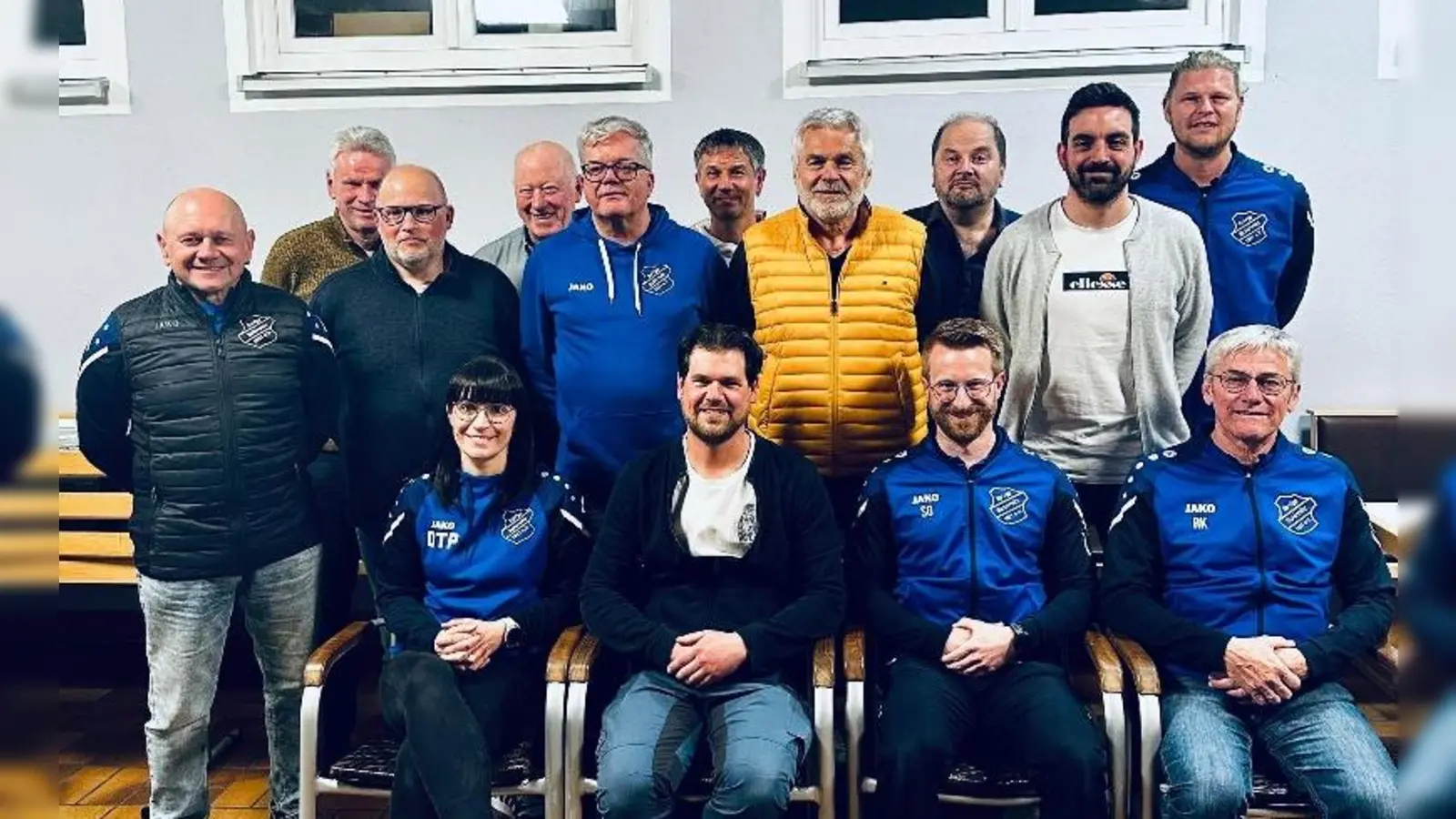 von links stehend: Ehemaliger Jugendleiter Thomas Lindner, zweiter Vorsitzender Reinhard Herrmann, Jugendleiter Wolfgang Birner, erster Vorsitzender Siegfried Pautsch, alter Abteilungsleiter Christian Schieder, Alte Herren Leiter Oliver Boehm, alter stellvertretender Abteilungsleiter Werner Marschalek, Beisitzer Josef Sommer, Schriftführer Florian Ziegler, Beisitzer und Kapitain der ersten Mannschaft Benedikt Kormann.<br>Von links sitzend: Jugendleiterin Daniela Thorn-Peetz, erster Abteilungsleiter Lukas Jakob, zweiter Abteilungsleiter Sebastian Gmeiner, Kassier Rudi Kormann (Bild: Florian Ziegler)