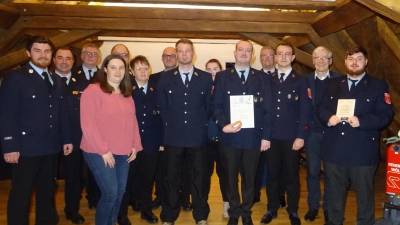 Zahlreiche Ehrungen und neue Mitglieder bei den fälligen Neuwahlen konnte die FFW Wölsau verzeichnen. Die Geistlichen Pater John und Pater Tony erteilten der neuen Tragkraftspritze (rechts im Bild) den kirchlichen Segen.  (Bild: Alfons Prechtl )