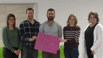 Elternbeirat (links) Theresa Stich, Tobias Frischholz übergaben die Spende von 300 Euro an Einrichtungsleitung Haus St. Elisabeth Peter Wasel (mitte) mit Elternbeirat (2. v. rechts) Christina Gleißner im Beisein von Christina Bröckl KiTa Leitung (rechts). (Bild: Monika Seidl)