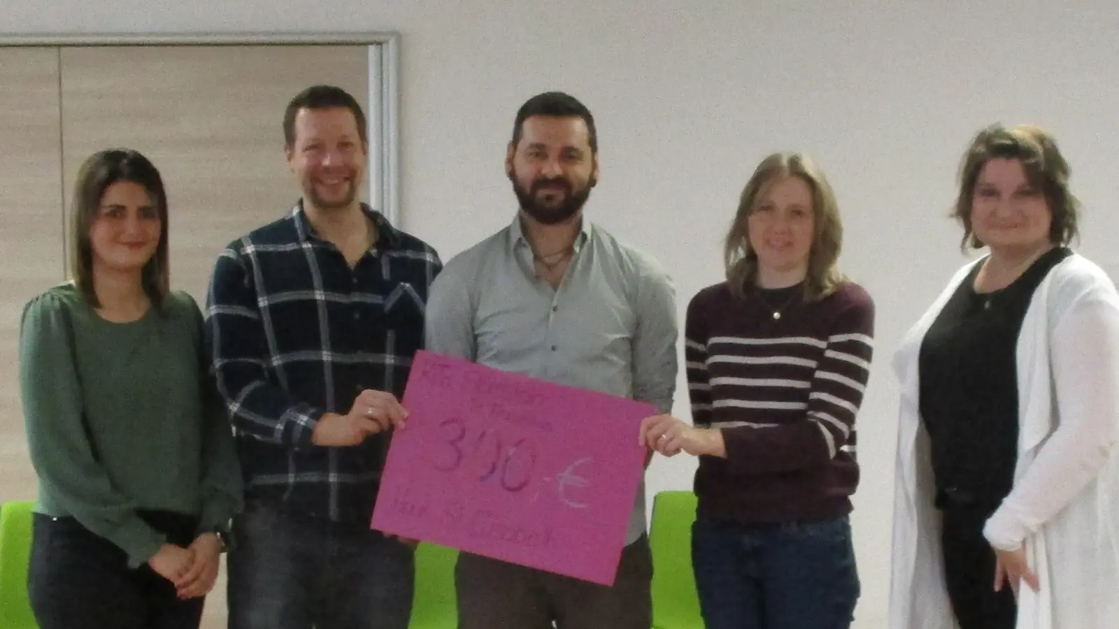 Elternbeirat (links) Theresa Stich, Tobias Frischholz übergaben die Spende von 300 Euro an Einrichtungsleitung Haus St. Elisabeth Peter Wasel (mitte) mit Elternbeirat (2. v. rechts) Christina Gleißner im Beisein von Christina Bröckl KiTa Leitung (rechts). (Bild: Monika Seidl)