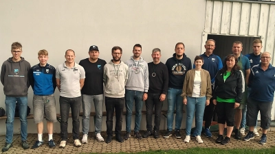 Siegerteams und die letzten Eisstockschützen Bild Mitte (Bild: Franz Heinrich)