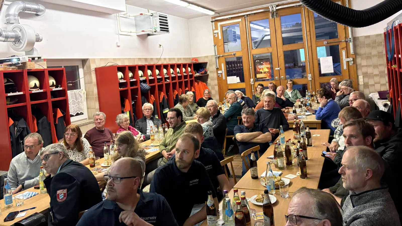 Zahlreiche Besucher bei Brandschutzvortrag (Bild: Silke Schulte-Bahrenberg)