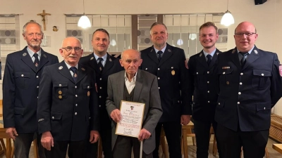 Hinten von links: Die Vorstände Wolfgang Veigl-Meyer, Matthias Müller und Hans Prieschenk und 2. Kommandant Lukas Kopp, vorne: 1. Kommandant Florian Müller (rechts), Peter Weismeier sen. (Mitte), Peter Weismeier jun. (links). (Bild: Hans Prieschenk)