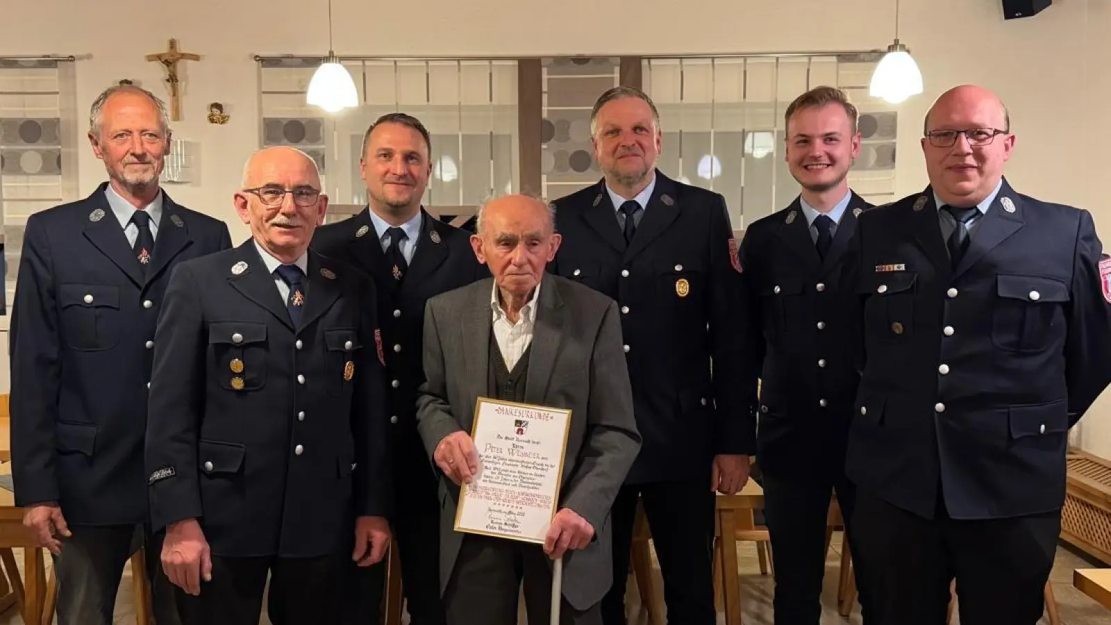 Hinten von links: Die Vorstände Wolfgang Veigl-Meyer, Matthias Müller und Hans Prieschenk und 2. Kommandant Lukas Kopp, vorne: 1. Kommandant Florian Müller (rechts), Peter Weismeier sen. (Mitte), Peter Weismeier jun. (links). (Bild: Hans Prieschenk)