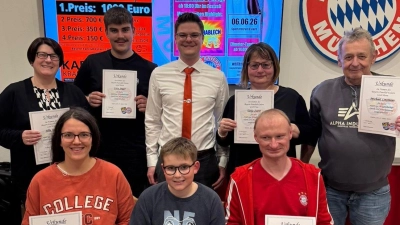 Geehrt wurden (sitzend v.l.) Corinna Völkl (20 Jahre), Max Roth (10), Patrick Salomon (30) und (stehend v.l.) Silke Singer (10), Luca Singer (10), Vorsitzender Timo Brenner, Tanja Zierer (25) und ein besonderer Dank für 40 Jahre ging an Michael Linsmeier. (Bild: Matthias Zankl)