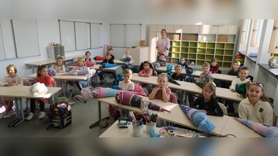 19 Mädchen und 20 Buben wurden in der Flosser Grundschule herzlich begrüßt und eingeschult. (Bild: Fred Lehner)