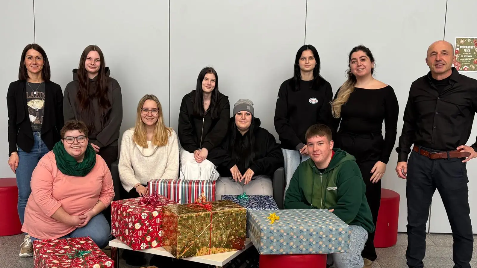 Schüler der Berufsfachschulen für Ernährung und Versorgung, Kinderpflege und Sozialpflege mit Leiter Thomas Schiller und Lehrkräften Marlen Wagner und Ceren Ilze kurz vor der Übergabe von Paketen an die „Johanniter-Weihnachtstrucker”. (Bild: Thomas Schiller)