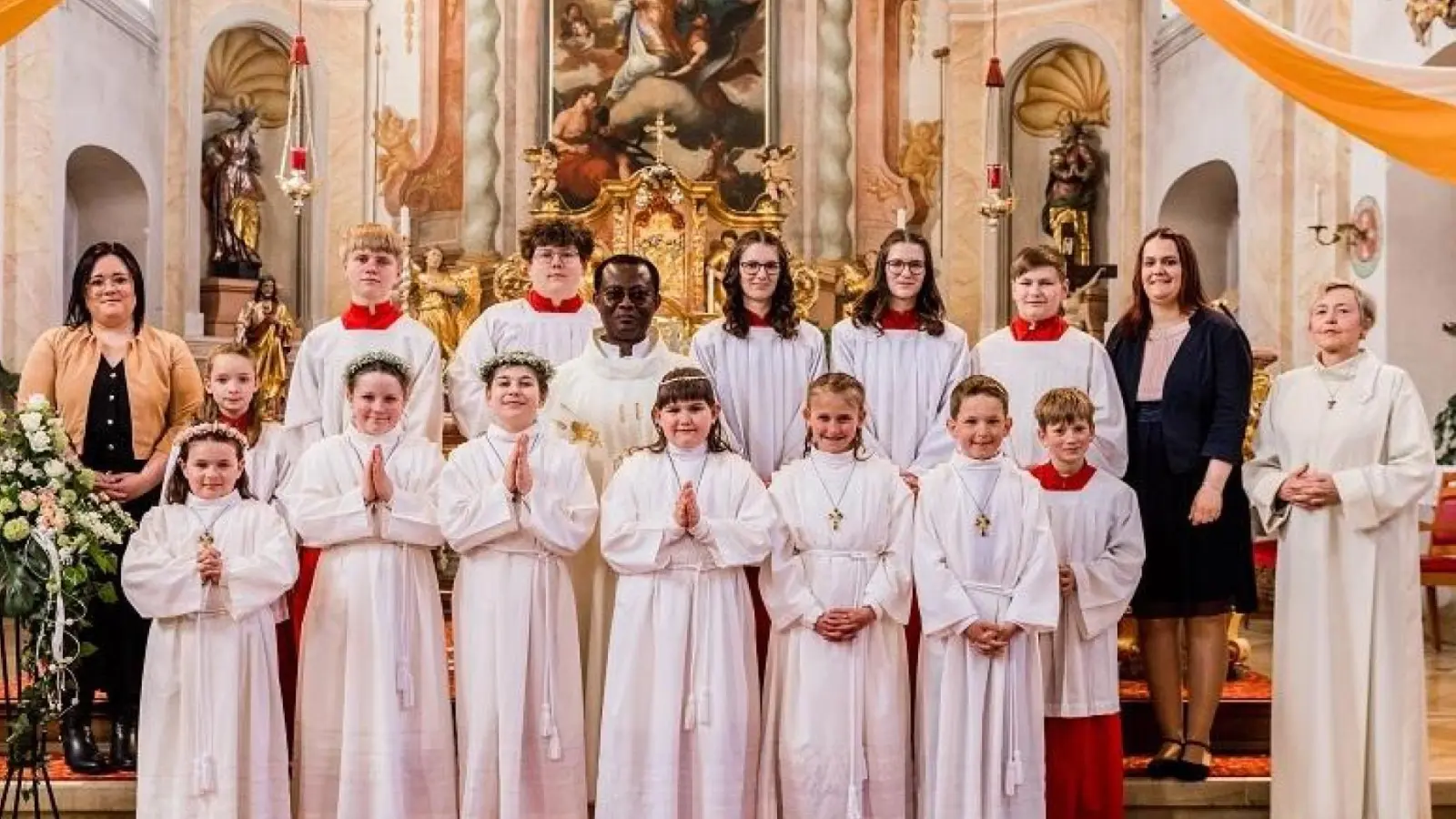 Kommunionkinder Emma Planner, Simon Lippert, Kerstin Schwartling, Sophia Seitz, Josephine Klotz. Sophia Fontanari mit ihren Tischmüttern Nadine Fontanari und Marina Schwartling, Pfr. Dr. George Oranekwu, Sabine Schiml, Gemeindereferentin. (Bild: Julia Guk)