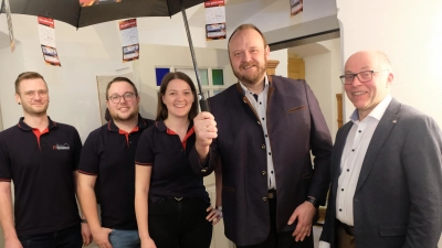 Symbolisch beförderte die Tremmersdorfer Feuerwehrführung mit Andreas Hubmann, Jonas Schleicher und Helena Diepold (von links) mit der Überreichung des Festschirms an den Landrat und seinen Stellvertreter zu Schirmherren des Feuerwehrjubiläums. (Bild: Robert Dotzauer)