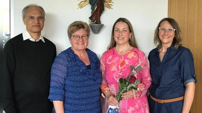 Das Führungsteam Beate Heumann und Andrea Schwarz begrüßt zusammen mit Pfarrer Puthenchira das neue Mitglied Alexandra Krauß. (Bild: Johanna Fischer)