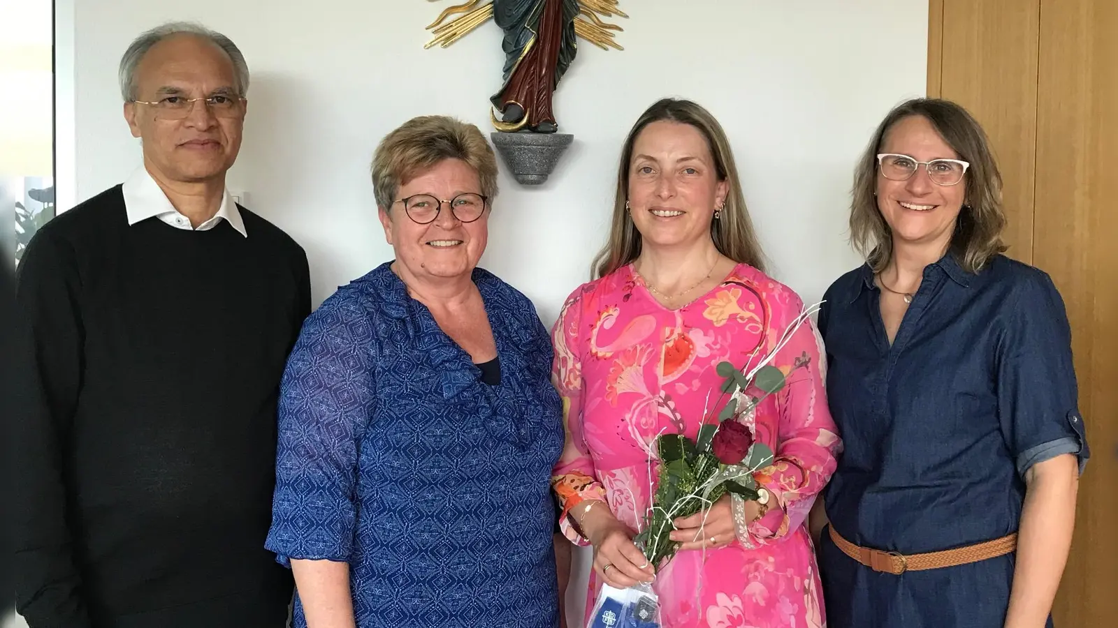 Das Führungsteam Beate Heumann und Andrea Schwarz begrüßt zusammen mit Pfarrer Puthenchira das neue Mitglied Alexandra Krauß. (Bild: Johanna Fischer)