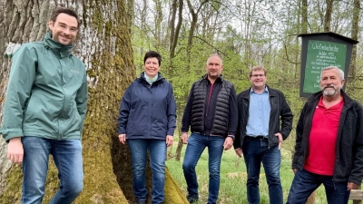 Bei der Emmauswanderung am Ostermontag kam die kleine Gruppe um Stephan Oetzinger (links), Richard Kammerer und Christoph Müller (Dritter und Vierter v. l.) aus der CSU-Familie an der Weißenbacheiche vorbei. (Bild: Johann Kneißl )