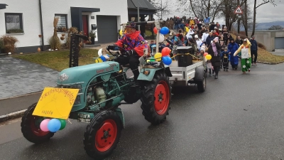 Bulldog voran, Musik laut, „oben gute Laune, unten gute Laune” - so zogen die Kinder des Kinderhauses mit ihren Eltern im Faschingszug zum Rathaus. (Bild: Margit Ringer)