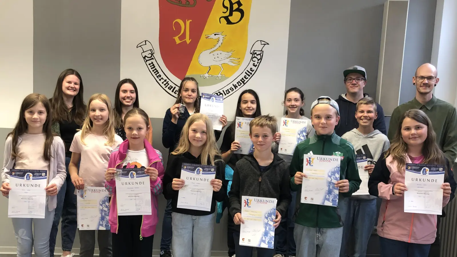 Bild hinten v.l.: Jessica Zimmer (1. Vorsitzende), Annika Höfler (Fachprüferin) v. r.: Philipp Senft und Johannes Englhard (Fachprüfer). (Bild: Maria Hofmann)