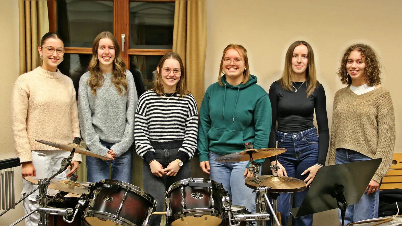 Das Führungsteam der Vereins-Bläserjugend von links: Letica Daubenspeck (stellv. Jugendleiterin), Hannah Troidl (stellv. Geschäftsführerin), Pia Fuchs (stellv. Schriftführerin), Theresa Werner (Geschäftsführerin), Lena Troidl (Schriftführerin) und Vereinsjugendleiterin Miriam Baierl. (Bild: Sepp Ferstl)