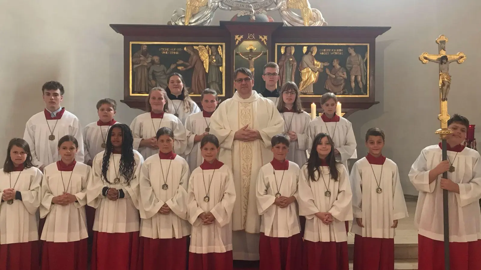 in der vorderen Reihe die neuaufgenommenen Ministranten (Bild: Claudia Sollfrank)