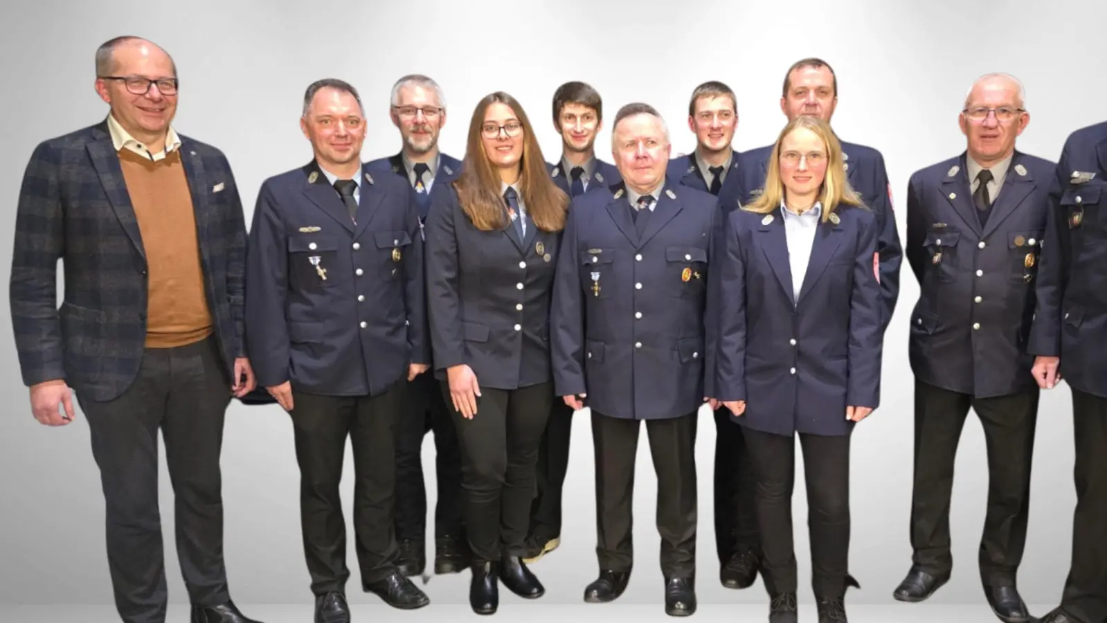 Bild vorne von links: Bürgermeister Roman Schäffler, Andreas Schraml, Christina Miedl, Richard Schindler, Julia Busch, hinten von links: Klaus Bothner, Matthias Wöhrl, Markus Busch, Christian Busch, Richard Prieschenk, KBM Alois Schindler. (Bild: Andreas Schraml)