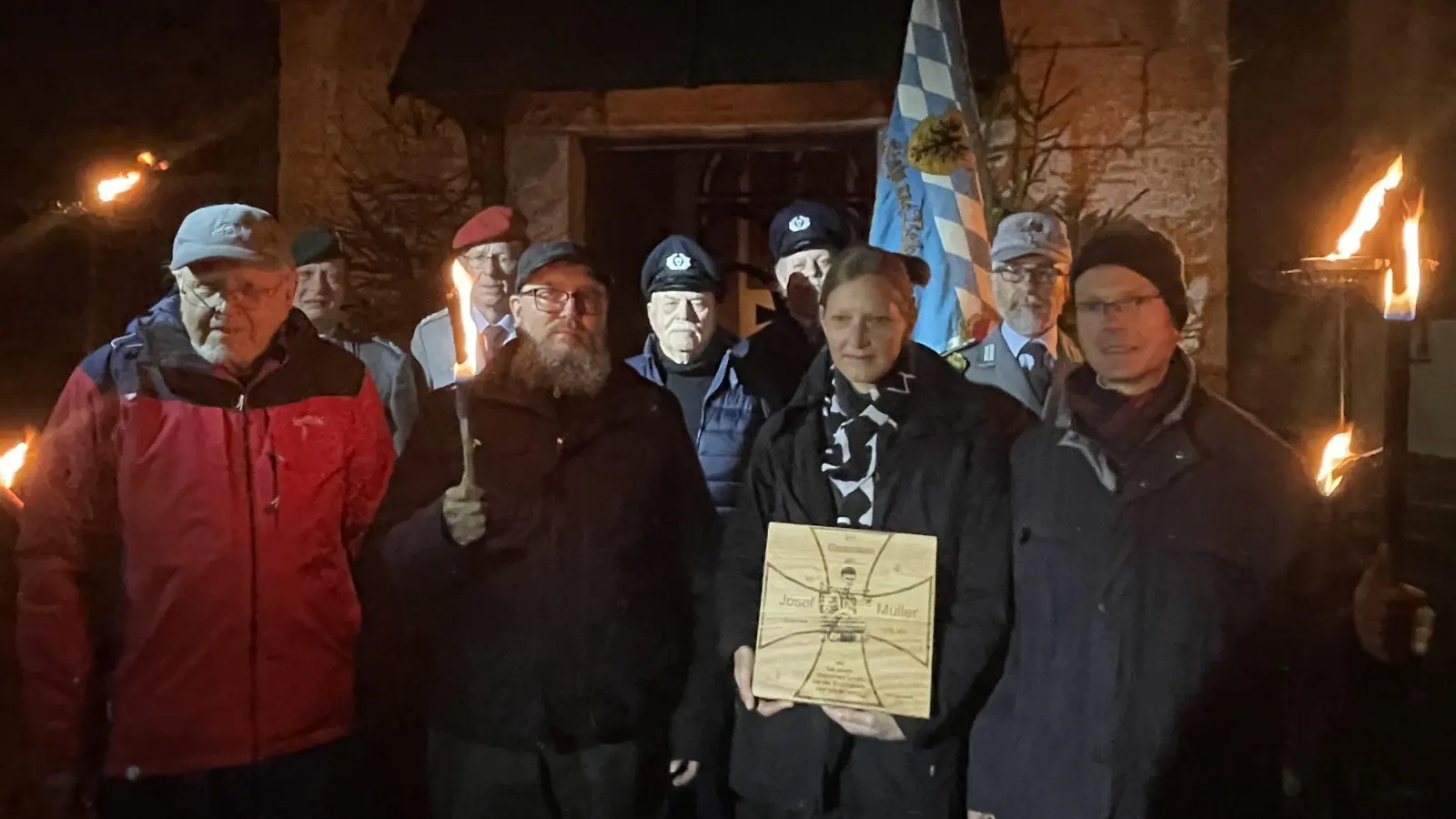 Im Vordergrund Angehörige von Josef Müller, dahinter SRK-Mitglieder mit Vorsitzendem Gerald Bauer, zweiter von links. (Bild: Gisela Kuhbandner)