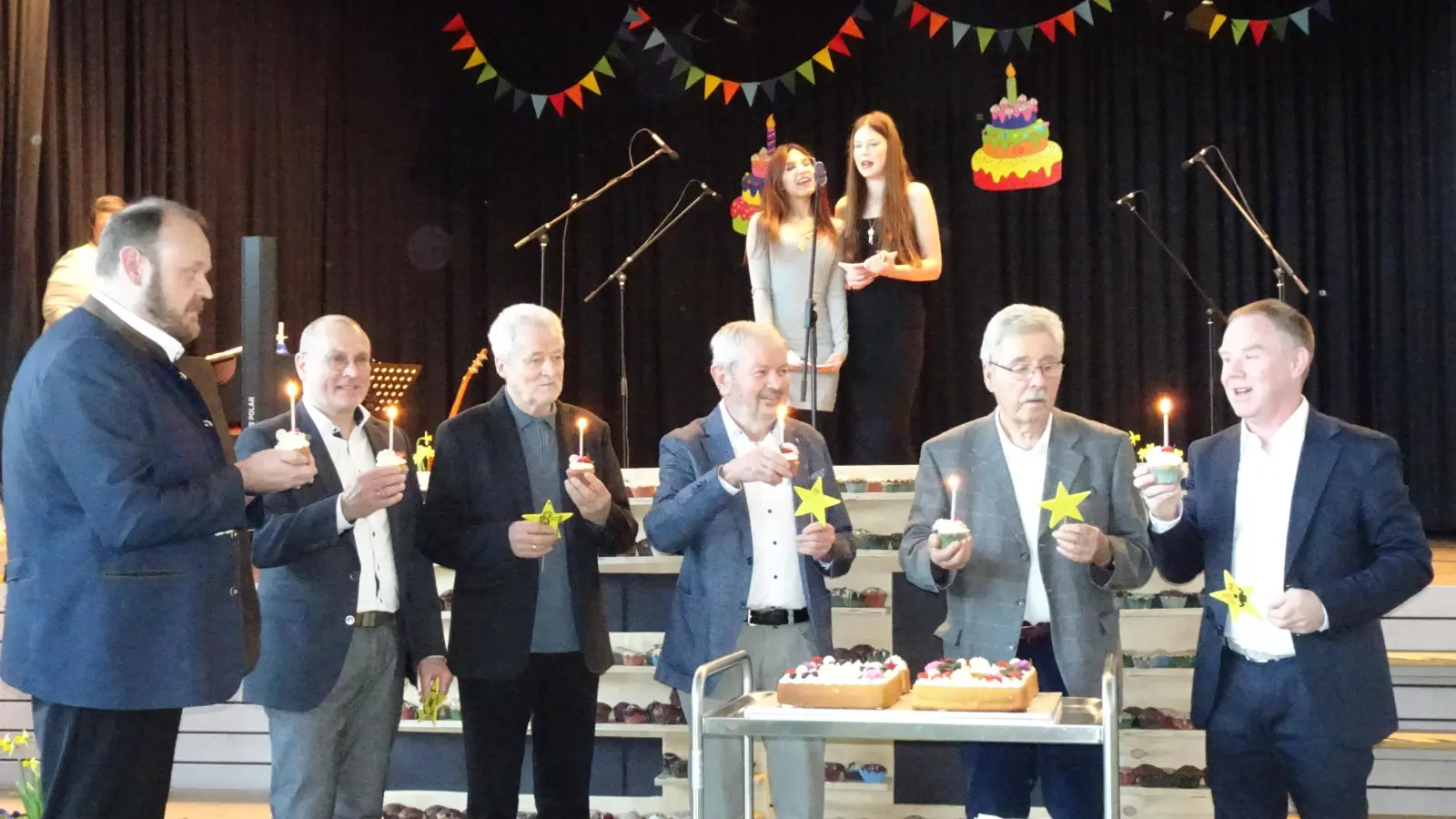 Landrat Andreas Meier, Regierungsschuldirektor Dr. Stefan Bauer, die Schulleiter Gerhardt Köppl, Hans Hanauer, Günther Hösl und Rainer Hetz blasen die Kerzen auf dem Geburtstagskuchen aus.  (Bild: Andrea Kostka)