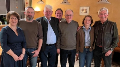 Das Bild zeigt (von links) dritte Bürgermeisterin Theresia Dobler, Vorsitzender Christian Winkler, Ehrenmitglied Johann Schmidl, Jagdpächter Erich Bücherl, Ehrenmitglied Josef Schimmer, Ilona Baumann, Jagdpächter Manfred Röhl. (Bild: Michael Baumannn)