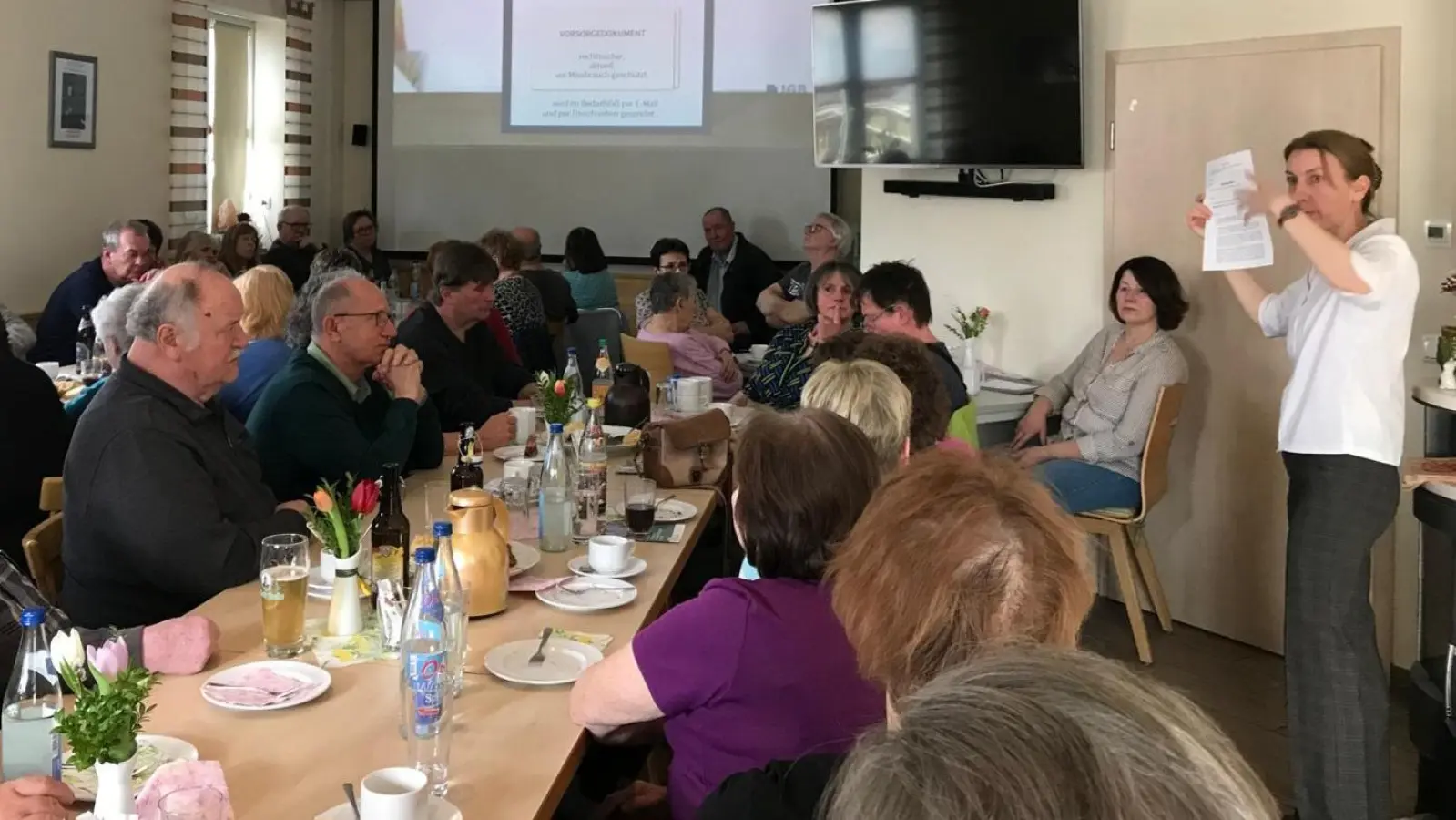 Großes Interesse der Besucher im Feuerwehrhaus in Großkonreuth. (Bild: Seniorenbeauftragte Heidi Gradl)