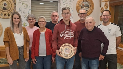 Die Kindstaufscheibe „Elli” gewann Felix Mayer. Von Links Marion Forster, Oma Christine Zahner, Uroma Gabi Modl, Opa Thomas Zahner, Scheibengewinner Felix Mayer, Georg Rauch, Uropa Gerhard Modl und Schützenmeister Matthias Reis.  (Bild: Hans Schlosser)